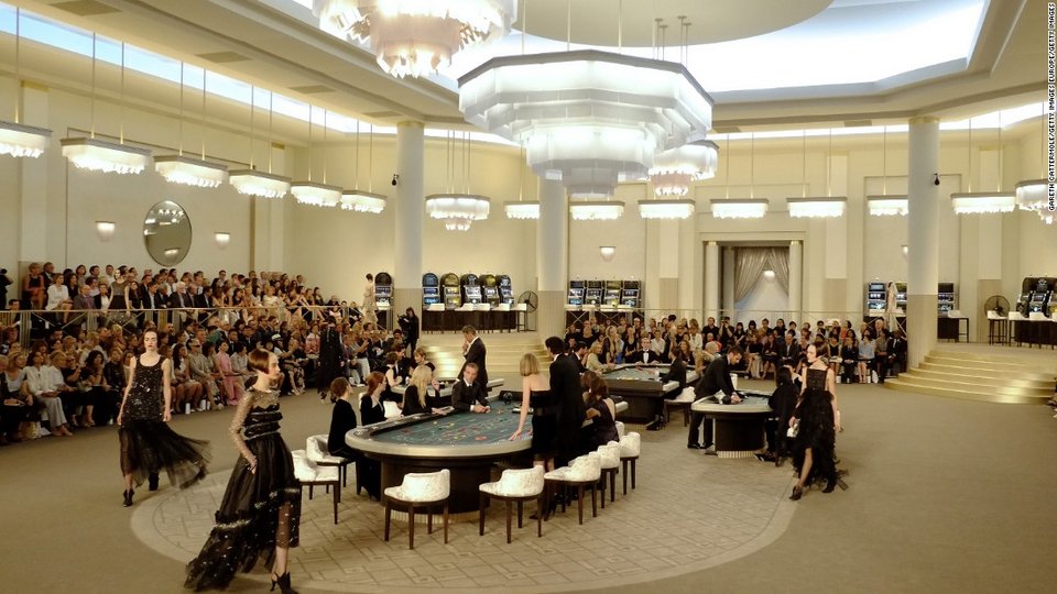 Οταν η μόδα γίνεται θέαμα: Πασαρέλα σε απίθανα σκηνικά [εικόνες] | iefimerida.gr 9