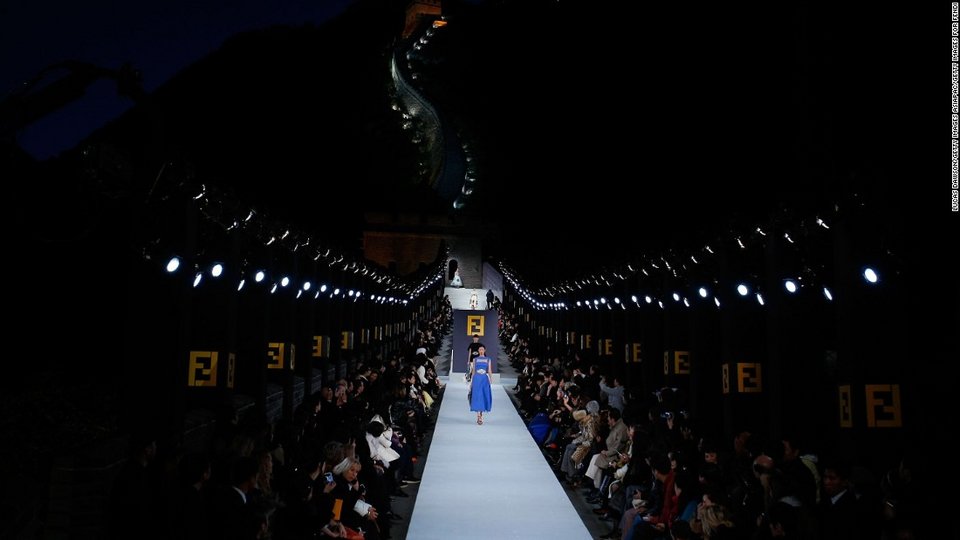 Οταν η μόδα γίνεται θέαμα: Πασαρέλα σε απίθανα σκηνικά [εικόνες] | iefimerida.gr 7