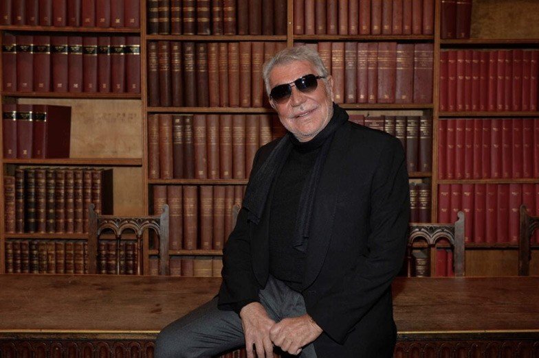 Σαν έτοιμο να «σκάσει» το πρησμένο από τα πολλά μπότοξ πρόσωπο του Ρομπέρτο Καβάλι [εικόνα] | iefimerida.gr 0