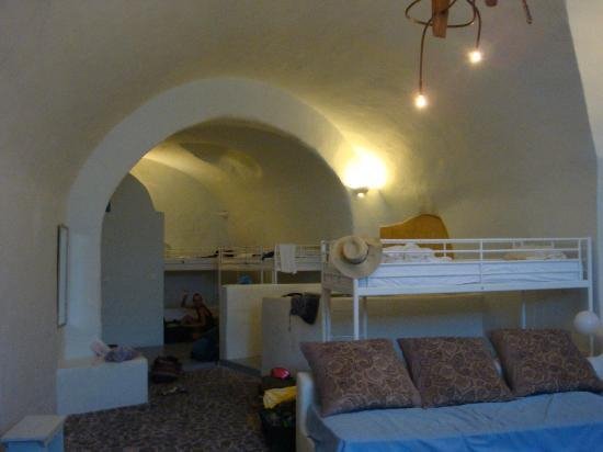 Το hostel στη Σαντορίνη που μάγεψε την Repubblica: Θα μείνετε σε παλιά κελάρια, θα κάνετε γιόγκα με θέα το Αιγαίο [εικόνες] | iefimerida.gr 3
