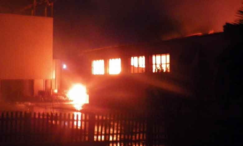 Κόλαση φωτιάς στο Αίγιο -Ολονύχτια μάχη για την κατάσβεση πυρκαγιάς σε εργοστάσιο οινοποιίας [εικόνες] | iefimerida.gr 0