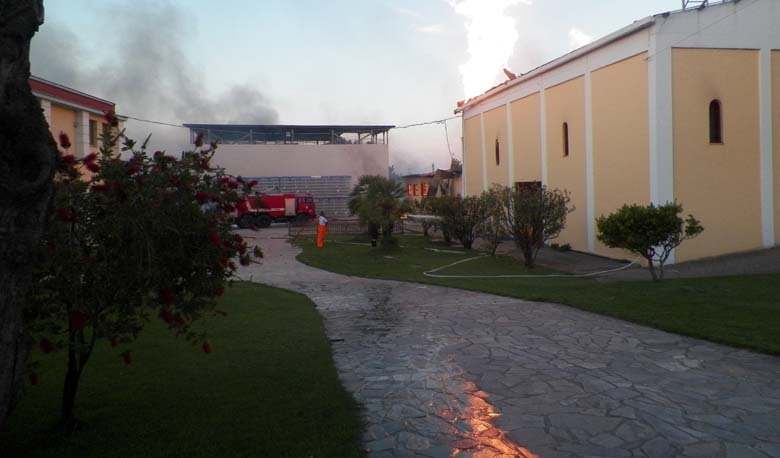 Κόλαση φωτιάς στο Αίγιο -Ολονύχτια μάχη για την κατάσβεση πυρκαγιάς σε εργοστάσιο οινοποιίας [εικόνες] | iefimerida.gr 4