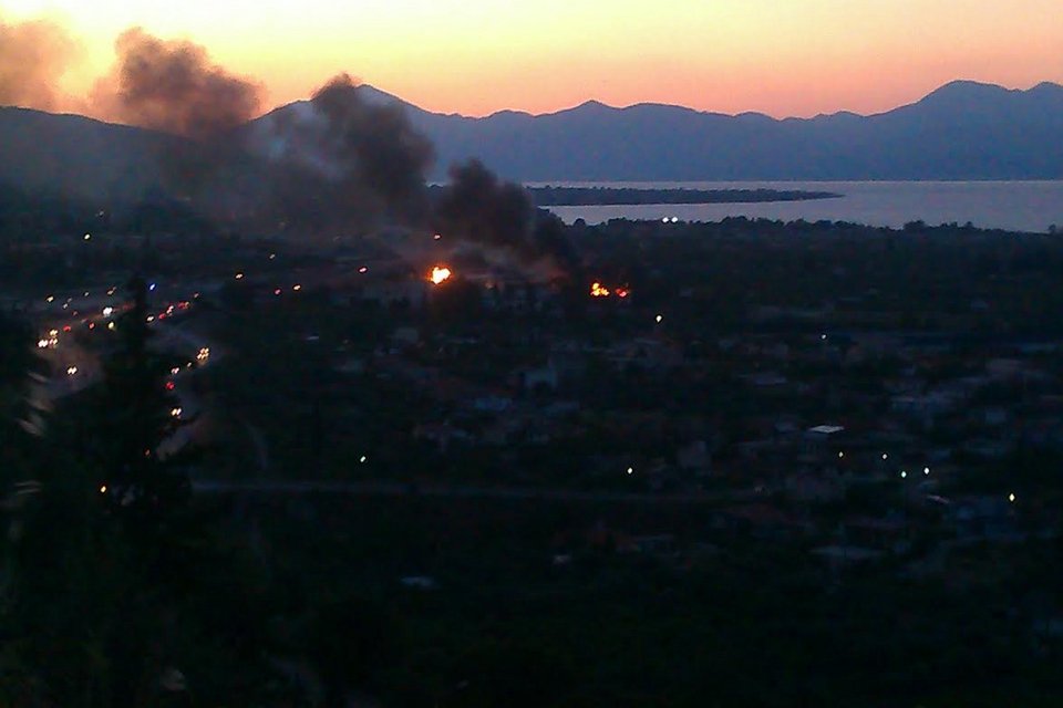 Κόλαση φωτιάς στο Αίγιο -Ολονύχτια μάχη για την κατάσβεση πυρκαγιάς σε εργοστάσιο οινοποιίας [εικόνες] | iefimerida.gr 10