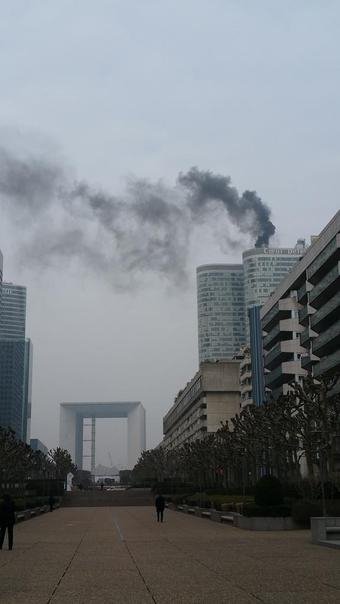 Πανικός στο Παρίσι: Ξέσπασε φωτιά στον ουρανοξύστη Coeur Defence [εικόνες & βίντεο] | iefimerida.gr 1