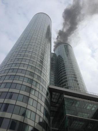 Πανικός στο Παρίσι: Ξέσπασε φωτιά στον ουρανοξύστη Coeur Defence [εικόνες & βίντεο] | iefimerida.gr 4