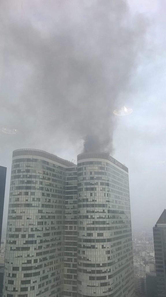 Πανικός στο Παρίσι: Ξέσπασε φωτιά στον ουρανοξύστη Coeur Defence [εικόνες & βίντεο] | iefimerida.gr 0