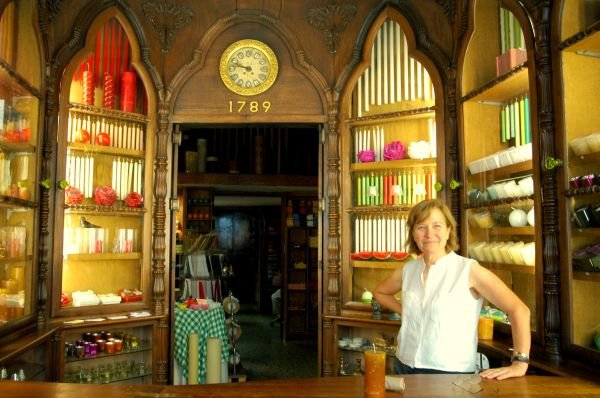 Η Caza das Vellas Loreto είναι κατάστημα που πουλά κεριά σε διάφορά σχέδια, χρώματα και αρώματα