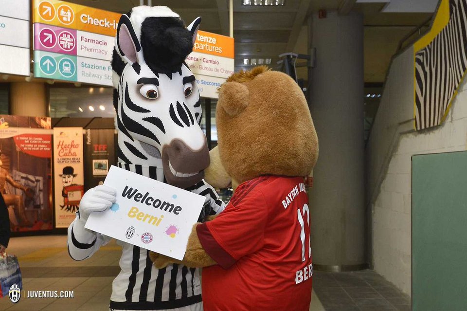 Η μασκότ της Μπάγερν υποδέχθηκε τη μασκότ της Γιουβέντους στο αεροδρόμιο [εικόνες] | iefimerida.gr 3
