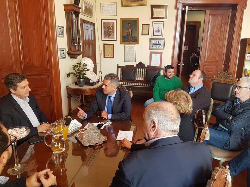 Κατά τη διάρκεια της επίσκεψής του ο κ. Καμίνης επισκέφθηκε την αγορά αλλά και το Επιμελητήριο Κυκλάδων