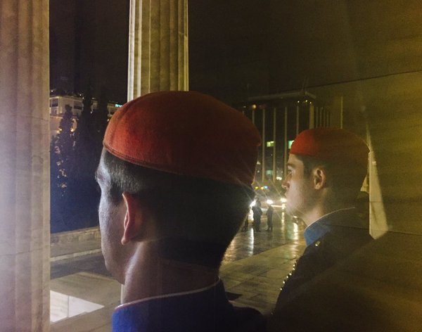 Οι Εύζωνες αναγκάστηκαν να «μετακομίσουν» στη Βουλή λόγω αγροτών [εικόνα & βίντεο] | iefimerida.gr 0