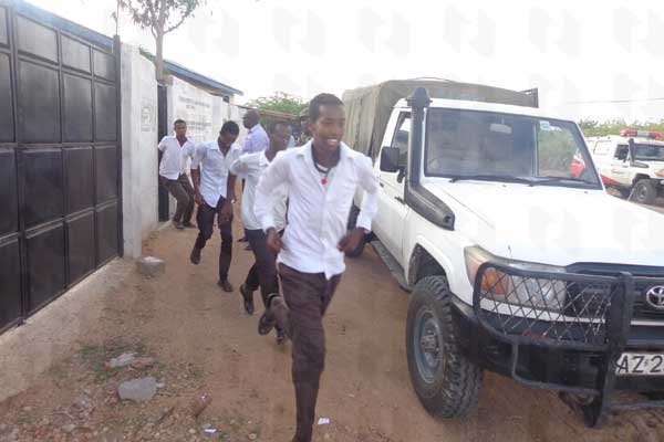 Τρόμος στην Κένυα: Κουκουλοφόροι εισέβαλαν σε πανεπιστήμιο και πυροβολούν αδιακρίτως -Tουλάχιστον 15 νεκροί [εικόνες] | iefimerida.gr 3