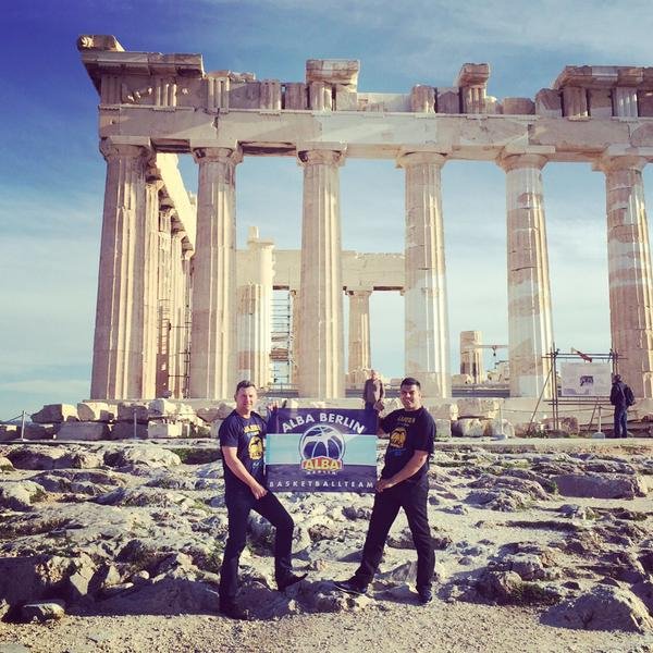 Γερμανοί με σημαία της ομάδας τους μπροστά από τον Παρθενώνα: «Τώρα είναι στα χέρια μας η Ακρόπολη» [εικόνα] | iefimerida.gr 0