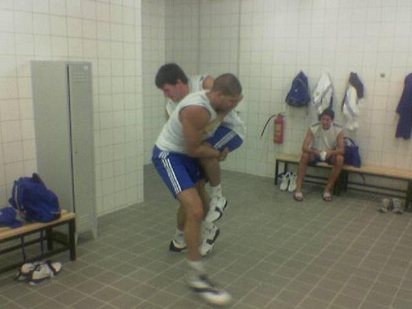 Ο Λάζαρος Παπαδόπουλος πλακώνει στο ξύλο τον Αντώνη Φώτση στα αποδυτήρια! [εικόνες] | iefimerida.gr 1