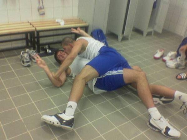 Ο Λάζαρος Παπαδόπουλος πλακώνει στο ξύλο τον Αντώνη Φώτση στα αποδυτήρια! [εικόνες] | iefimerida.gr 4