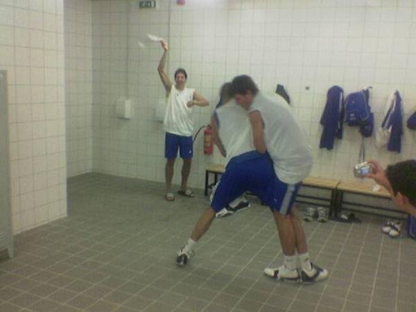 Ο Λάζαρος Παπαδόπουλος πλακώνει στο ξύλο τον Αντώνη Φώτση στα αποδυτήρια! [εικόνες] | iefimerida.gr 2