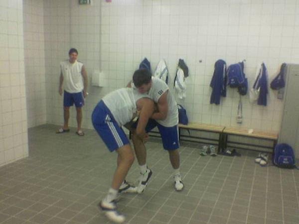 Ο Λάζαρος Παπαδόπουλος πλακώνει στο ξύλο τον Αντώνη Φώτση στα αποδυτήρια! [εικόνες] | iefimerida.gr 3