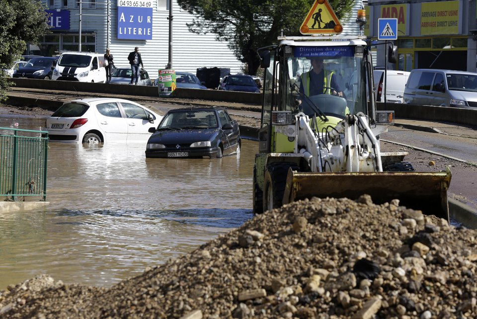 Τραγικός απολογισμός στην Κυανή Ακτή από τις πλημμύρες -Τουλάχιστον 16 οι νεκροί [εικόνες] | iefimerida.gr 3