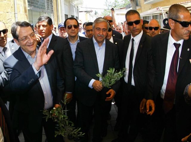 Ιστορική στιγμή: Αναστασιάδης και Ακιντζί περπάτησαν μαζί στα στενά της Λευκωσίας [εικόνες] | iefimerida.gr 1