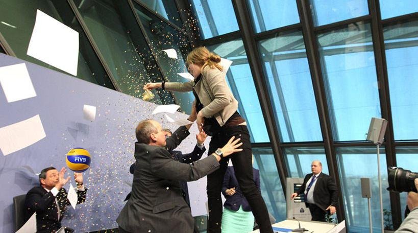 «Ελιωσε» το Twitter με τα κονφετί στον Ντράγκι - Το Karate Kid, η Zωή και τα ελληνικά μπουζούκια [εικόνες] | iefimerida.gr 1