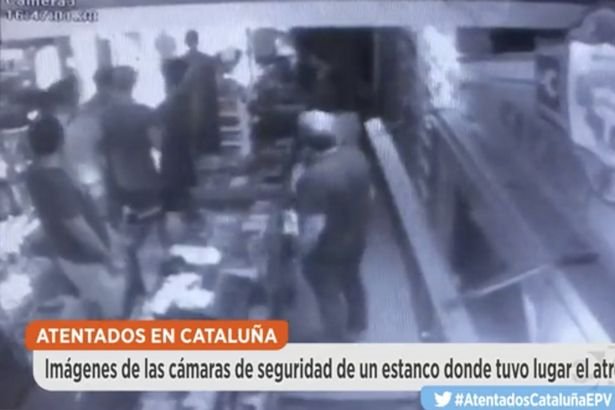 Βίντεο καταγράφει τον πανικό στη Λας Ράμπλας, την ώρα που το λευκό φορτηγό «θερίζει» το πλήθος [βίντεο]  | iefimerida.gr 0