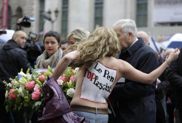 Aπίστευτες σκηνές στο Παρίσι: Γυμνόστηθες Femen ξεγυμνώνονται μπροστά στη Λεπέν και χαιρετούν φασιστικά [εικόνες & βίντεο] | iefimerida.gr 2