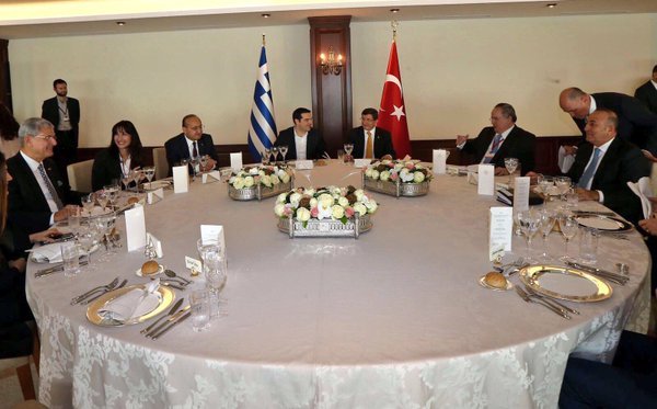 Γεύμα υπό τους ήχους μπουζουκιού στον Τσίπρα [εικόνες] | iefimerida.gr 2