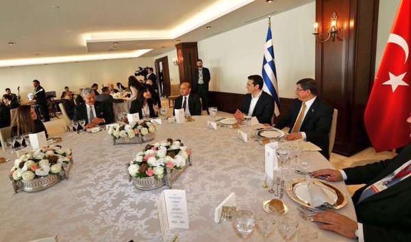 Γεύμα υπό τους ήχους μπουζουκιού στον Τσίπρα [εικόνες] | iefimerida.gr 1