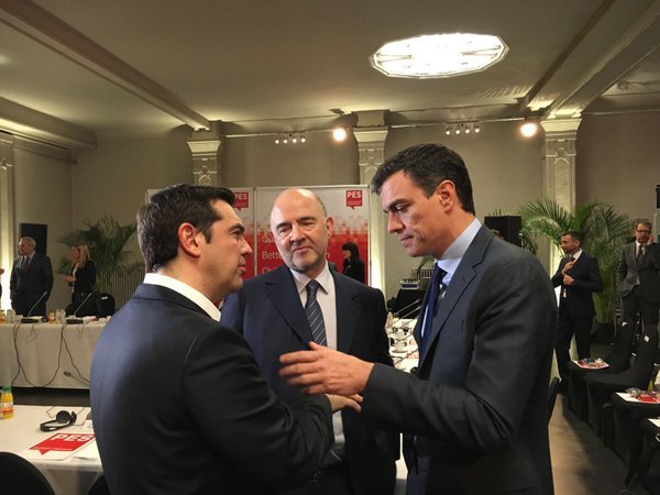 Μπήκε στην οικογενειακή φωτογραφία των σοσιαλιστών ο Τσίπρας -Κάθησε λίγο στην άκρη [εικόνες] | iefimerida.gr 1