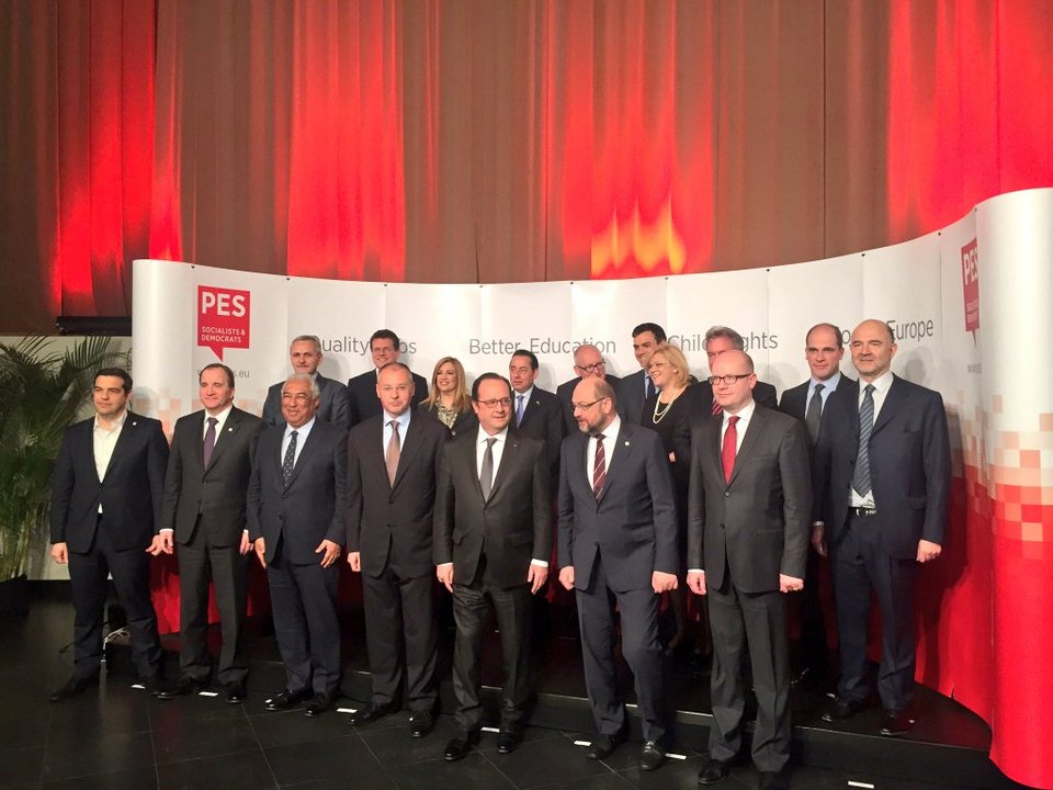 Μπήκε στην οικογενειακή φωτογραφία των σοσιαλιστών ο Τσίπρας -Κάθησε λίγο στην άκρη [εικόνες] | iefimerida.gr 0