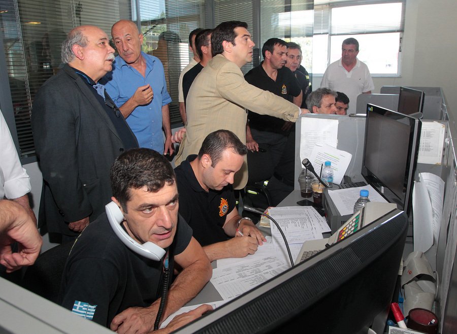 Ο Τσίπρας στο κέντρο επιχειρήσεων της Πυροσβεστικής [εικόνες] | iefimerida.gr 3