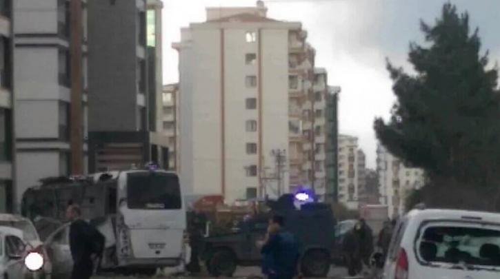 Ισχυρή έκρηξη στο Ντιγιαρμπακίρ της Τουρκίας -Τουλάχιστον 7 νεκροί και 27 τραυματίες [εικόνες & βίντεο] | iefimerida.gr 0