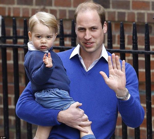 Ο Γουίλιαμ με τον πρίγκιπα Τζορτζ στην αγκαλιά, στο μαιευτήριο [εικόνες & βίντεο] | iefimerida.gr 5