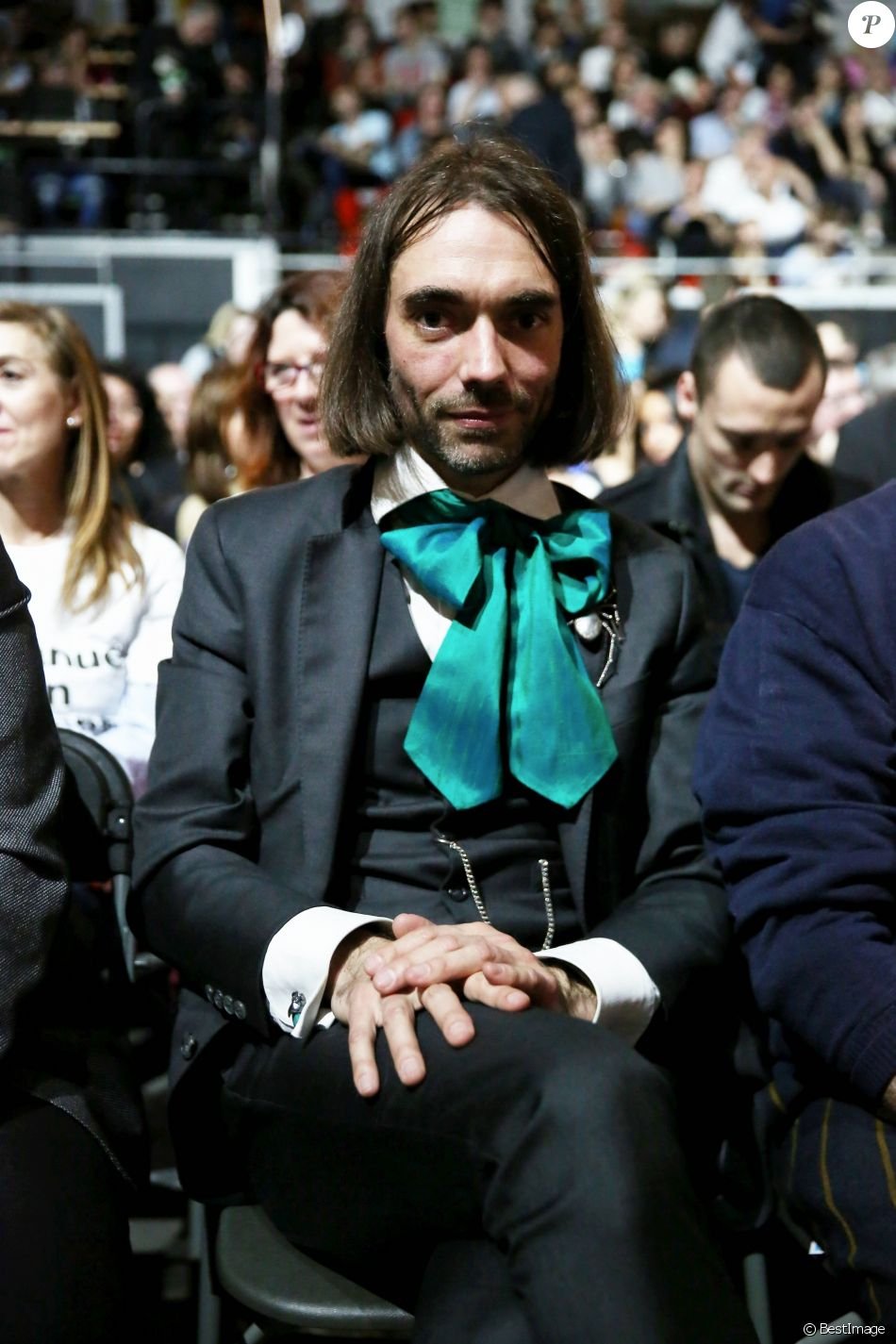 Ποιος είναι ο υποψήφιος του Μακρόν με τα τρελά φουλάρια και τις καρφίτσες αράχνης [εικόνες] | iefimerida.gr 1