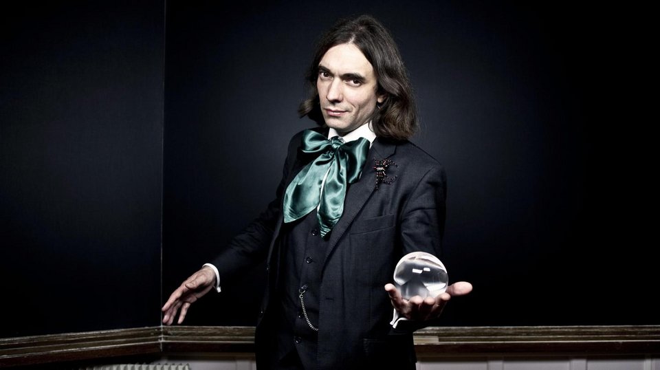 Ο Μελανσόν επιτίθεται στον βουλευτή με τις καρφίτσες-αράχνη -Δεν έχει ιδέα τι του γίνεται [εικόνες] | iefimerida.gr 2