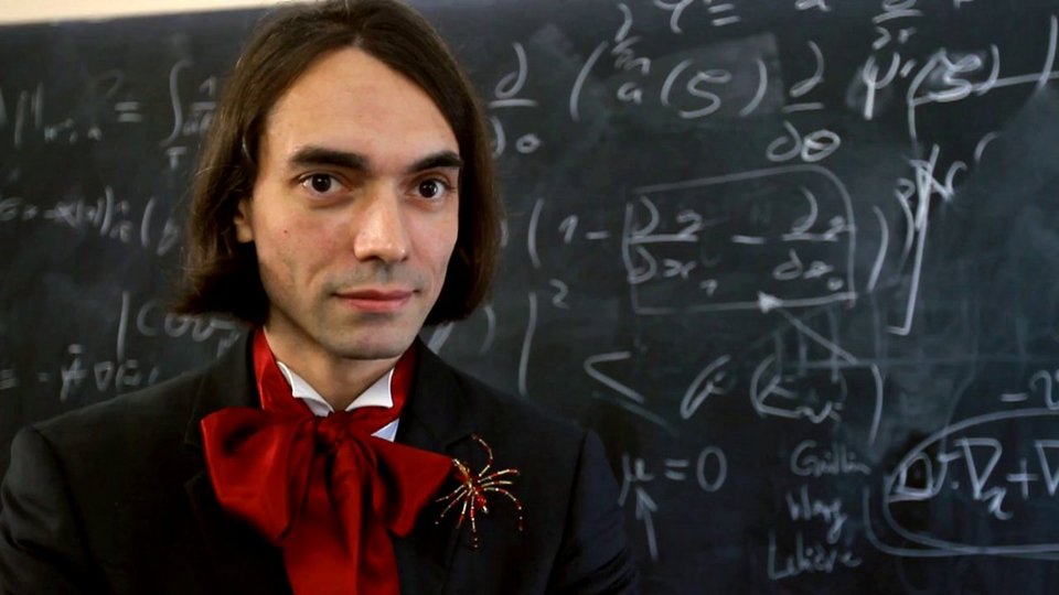 Ποιος είναι ο υποψήφιος του Μακρόν με τα τρελά φουλάρια και τις καρφίτσες αράχνης [εικόνες] | iefimerida.gr 2