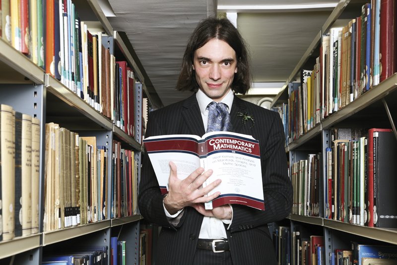 Ποιος είναι ο υποψήφιος του Μακρόν με τα τρελά φουλάρια και τις καρφίτσες αράχνης [εικόνες] | iefimerida.gr 3