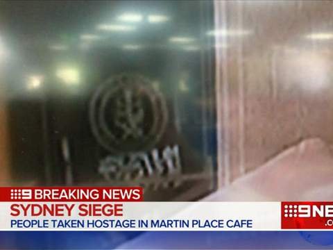 Ενοπλος κρατά ομήρους σε καφέ στο Σίδνεϊ -Υποψίες ότι πρόκειται για τζιχαντιστή τρομοκράτη [εικόνες & βίντεο] | iefimerida.gr 2