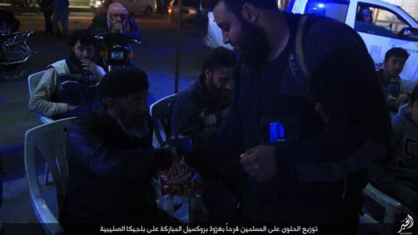 Ασύλληπτο: Στη Ράκα πανηγυρίζουν για το μακελειό στις Βρυξέλλες -Το ISIS μοιράζει καραμέλες [εικόνες] | iefimerida.gr 3