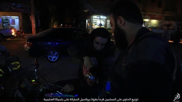 Ασύλληπτο: Στη Ράκα πανηγυρίζουν για το μακελειό στις Βρυξέλλες -Το ISIS μοιράζει καραμέλες [εικόνες] | iefimerida.gr 4