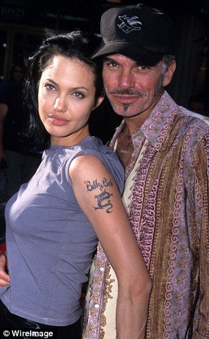 Τα τατουάζ των πρώην: Τι έκαναν οι σταρ που ξέμειναν με ονόματα πάνω τους μετά το χωρισμό [εικόνες] | iefimerida.gr 0