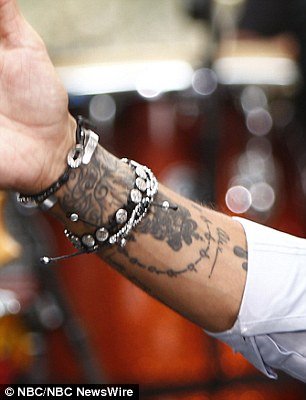 Τα τατουάζ των πρώην: Τι έκαναν οι σταρ που ξέμειναν με ονόματα πάνω τους μετά το χωρισμό [εικόνες] | iefimerida.gr 9