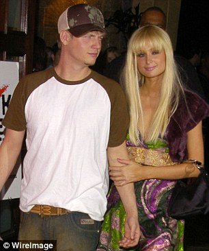 Τα τατουάζ των πρώην: Τι έκαναν οι σταρ που ξέμειναν με ονόματα πάνω τους μετά το χωρισμό [εικόνες] | iefimerida.gr 10