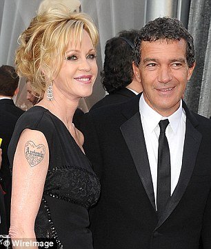 Τα τατουάζ των πρώην: Τι έκαναν οι σταρ που ξέμειναν με ονόματα πάνω τους μετά το χωρισμό [εικόνες] | iefimerida.gr 14