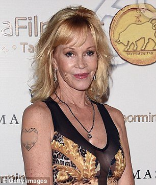 Τα τατουάζ των πρώην: Τι έκαναν οι σταρ που ξέμειναν με ονόματα πάνω τους μετά το χωρισμό [εικόνες] | iefimerida.gr 15