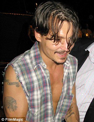 Τα τατουάζ των πρώην: Τι έκαναν οι σταρ που ξέμειναν με ονόματα πάνω τους μετά το χωρισμό [εικόνες] | iefimerida.gr 3