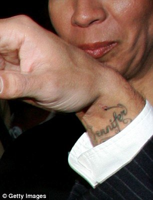 Τα τατουάζ των πρώην: Τι έκαναν οι σταρ που ξέμειναν με ονόματα πάνω τους μετά το χωρισμό [εικόνες] | iefimerida.gr 8