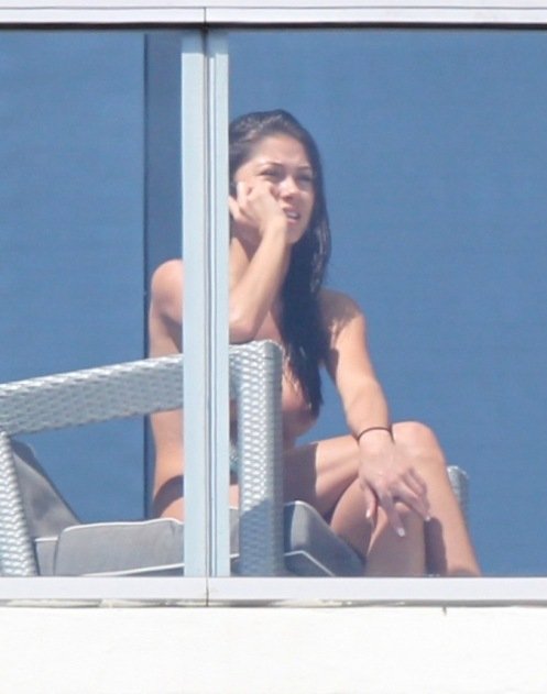 «Καυτό» τοπ-μόντελ βγήκε στο μπαλκόνι μόνο με την βούρτσα της [εικόνες] | iefimerida.gr 0