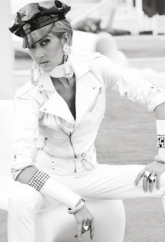 Η αισθησιακή τόπλες φωτογράφηση της 44χρονης Σελίν Ντιόν  [εικόνες] | iefimerida.gr 4