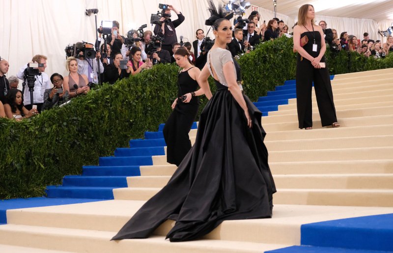 Εύθυμη χήρα η Σελίν Ντιόν -Με τουαλέτα με σκίσιμο ως το εσώρουχο [εικόνες] | iefimerida.gr 0