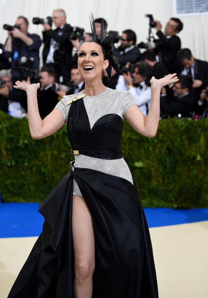 Εύθυμη χήρα η Σελίν Ντιόν -Με τουαλέτα με σκίσιμο ως το εσώρουχο [εικόνες] | iefimerida.gr 1